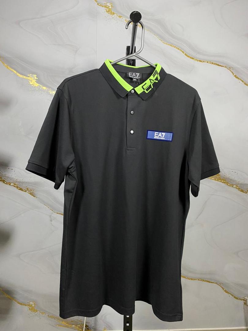 polo-emporio-armani-XXL-color-negra-cuello-lineas-gru-verde.jpeg